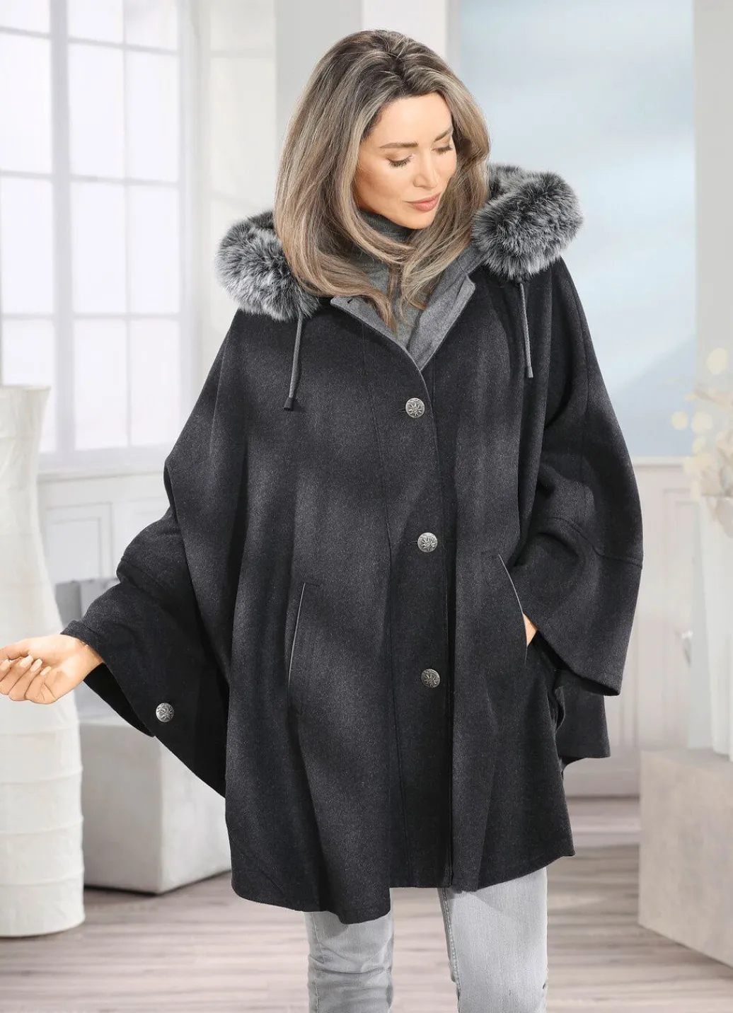 Damen Mona Wolljacken<Cape mit Knopfleiste