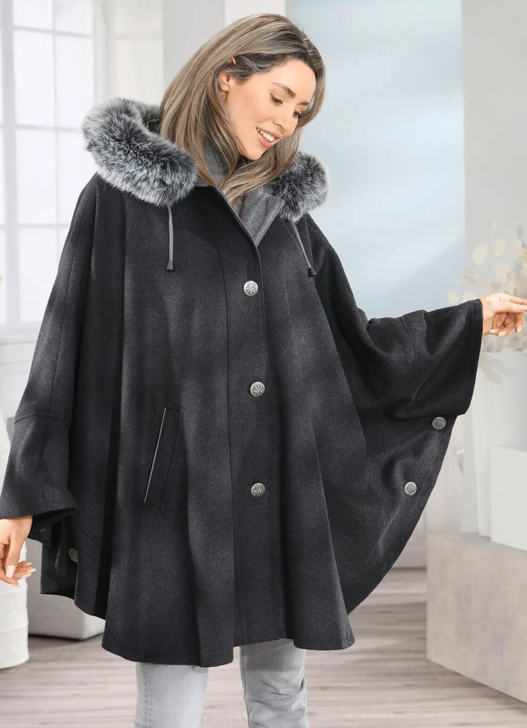 Damen Mona Wolljacken<Cape mit Knopfleiste