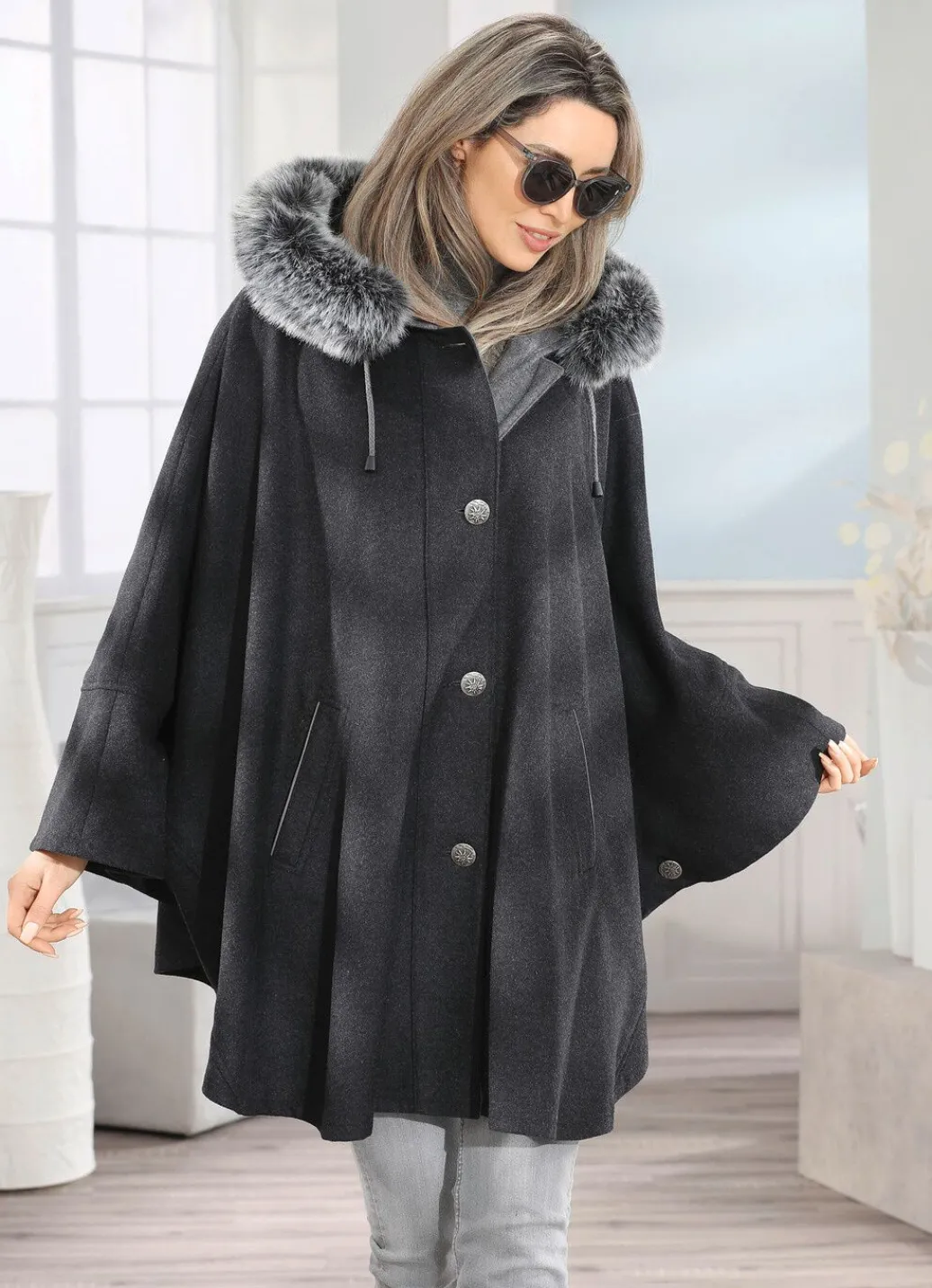Damen Mona Wolljacken<Cape mit Knopfleiste