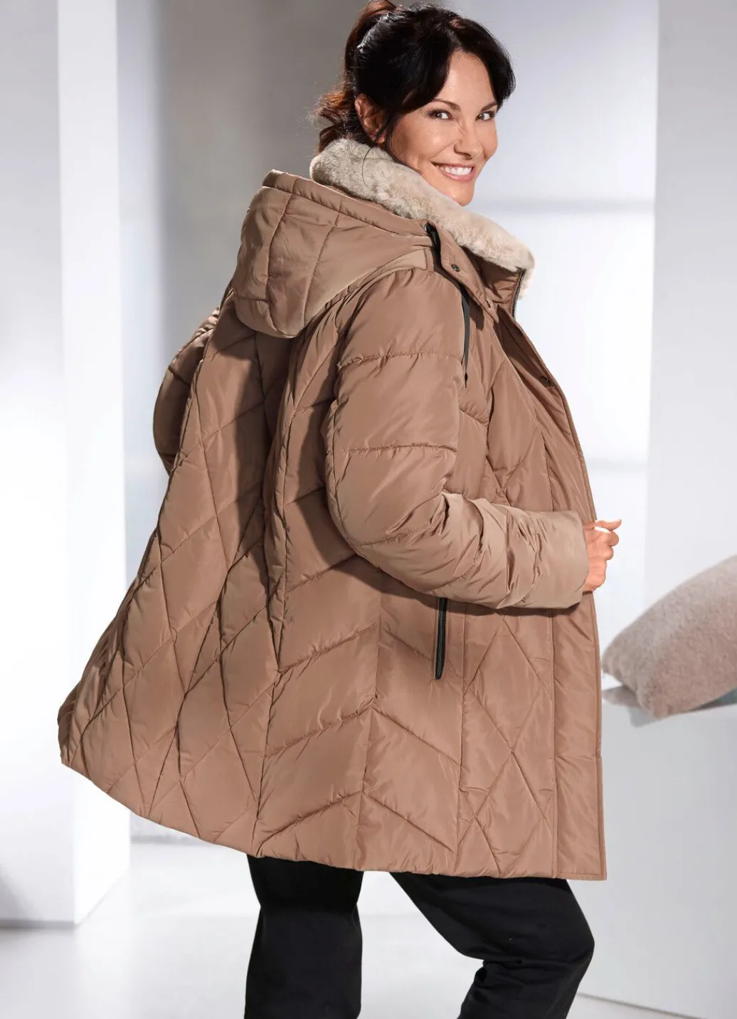 Damen Mona Winterjacken<Jacke mit Kunstpelz-Besatz am Kragen