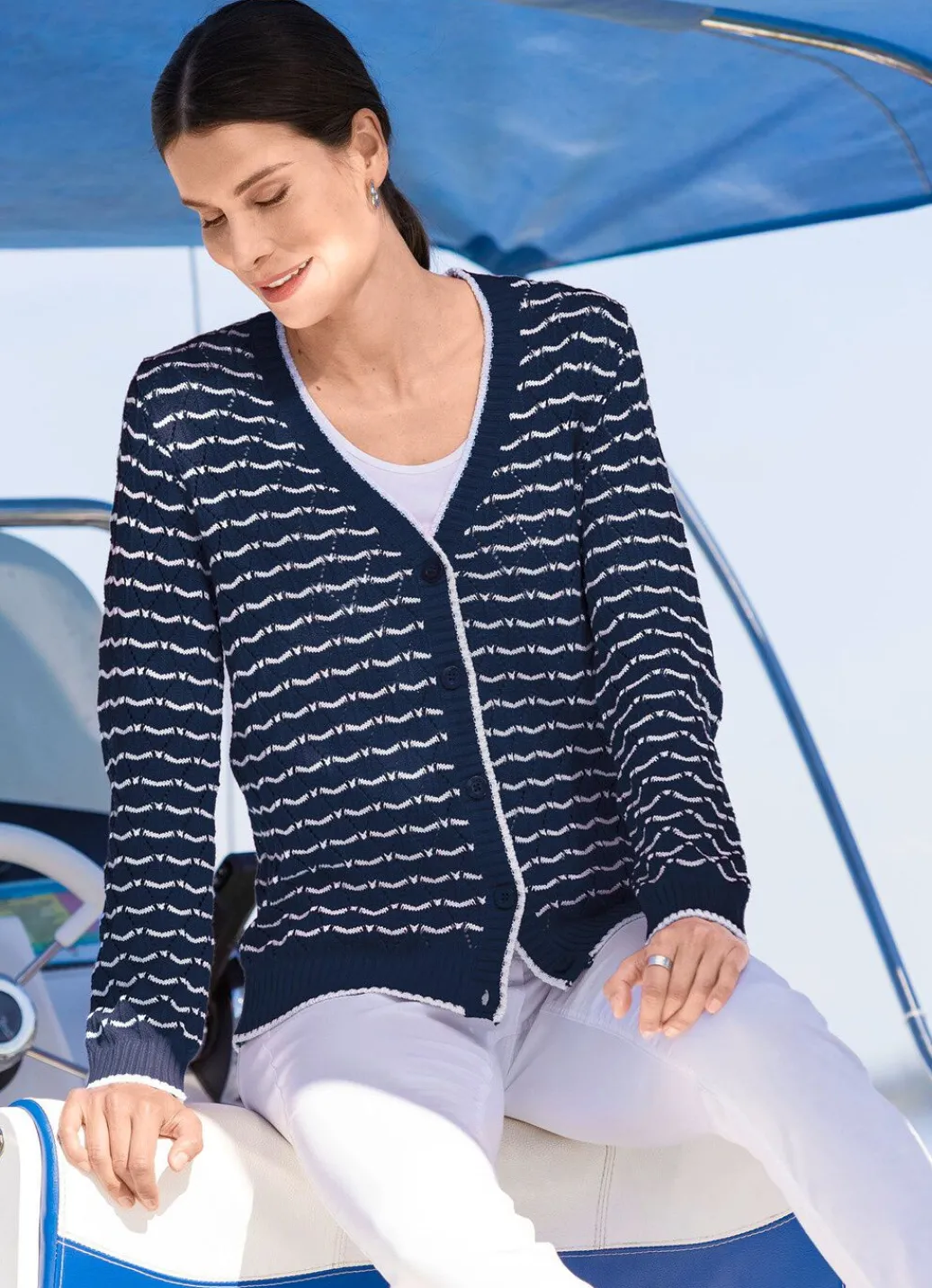 Online Strickjacke mit feinen Ringeln und Ajourrauten Damen Strickjacken